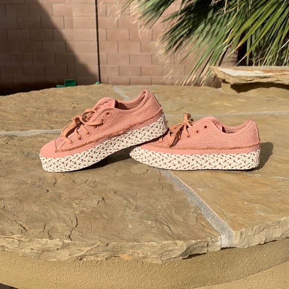 Converse Shoes - NWOT Women’s size 8 platform Converse